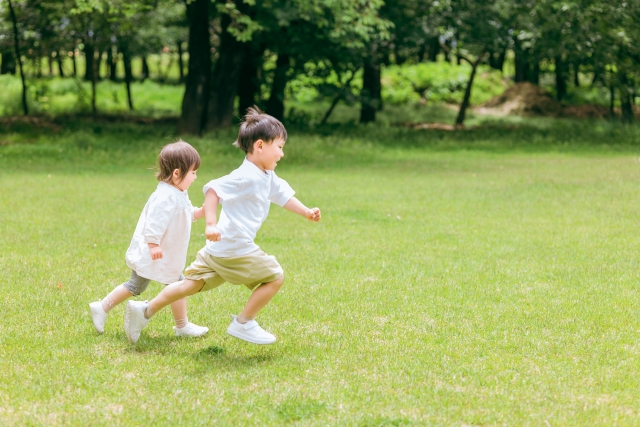 公園で走る子供たち